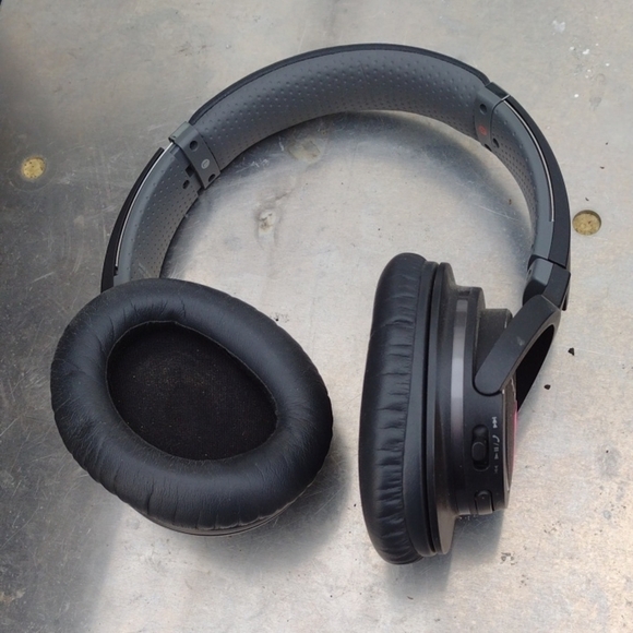 Sony  Bluetooth Wireless Black MDR Headphones Noise Cancelling NWOT - Picture 1 of 2